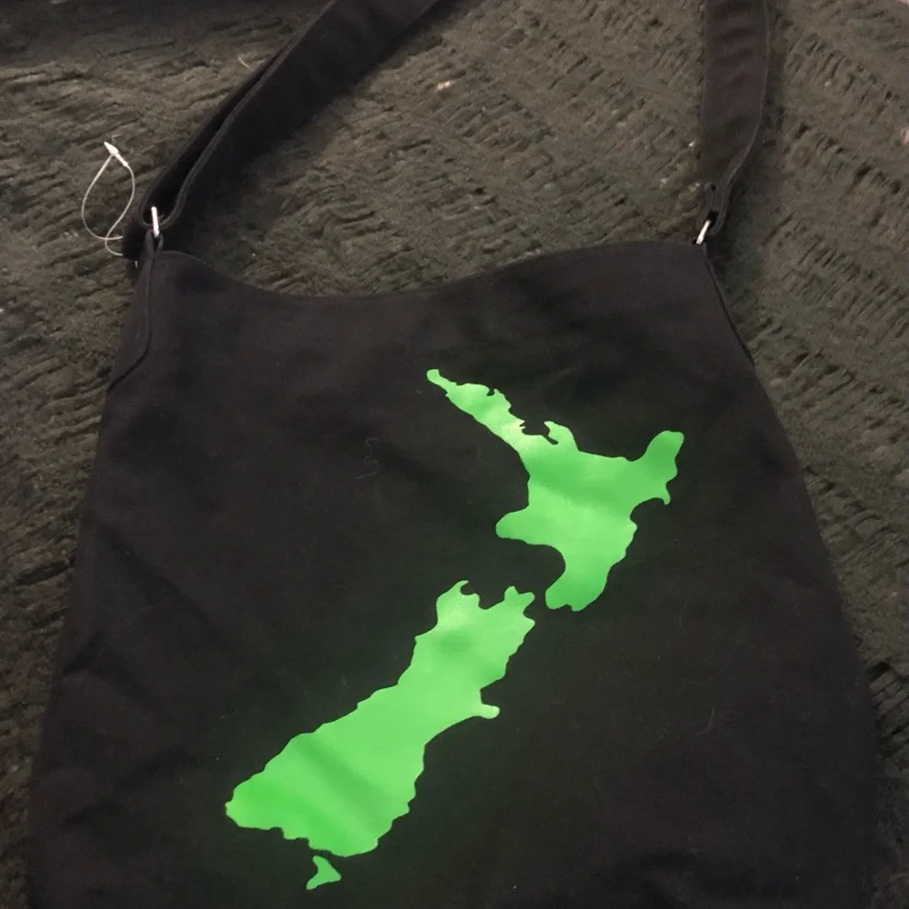 New Zealand lap top shoulder tote